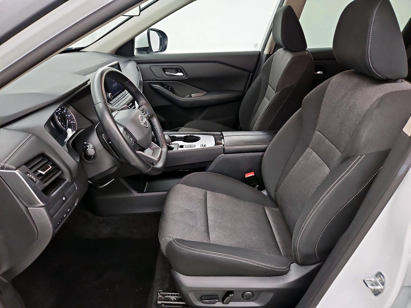 2025 Nissan Rogue SV - Photo 12