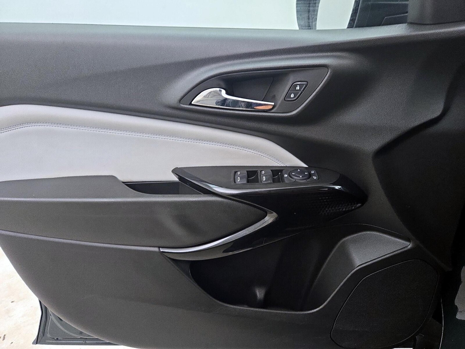2025 Chevrolet Trax LT - Photo 13
