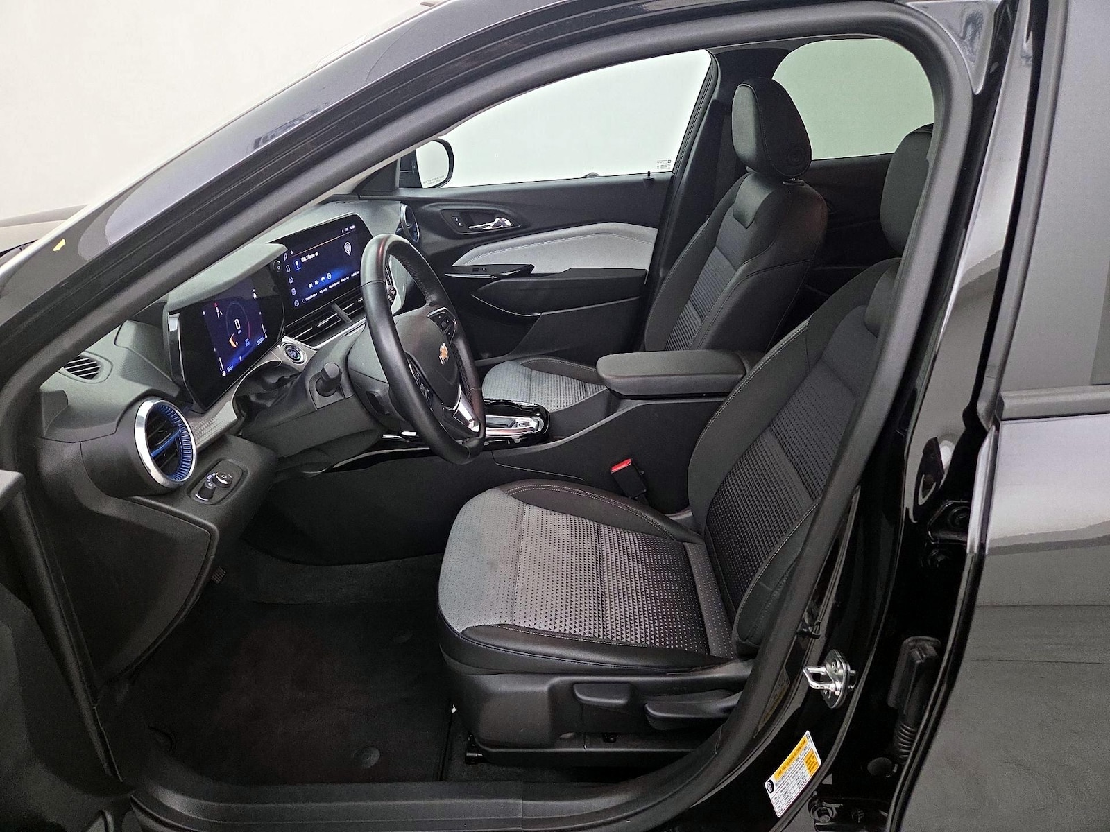 2025 Chevrolet Trax LT - Photo 12