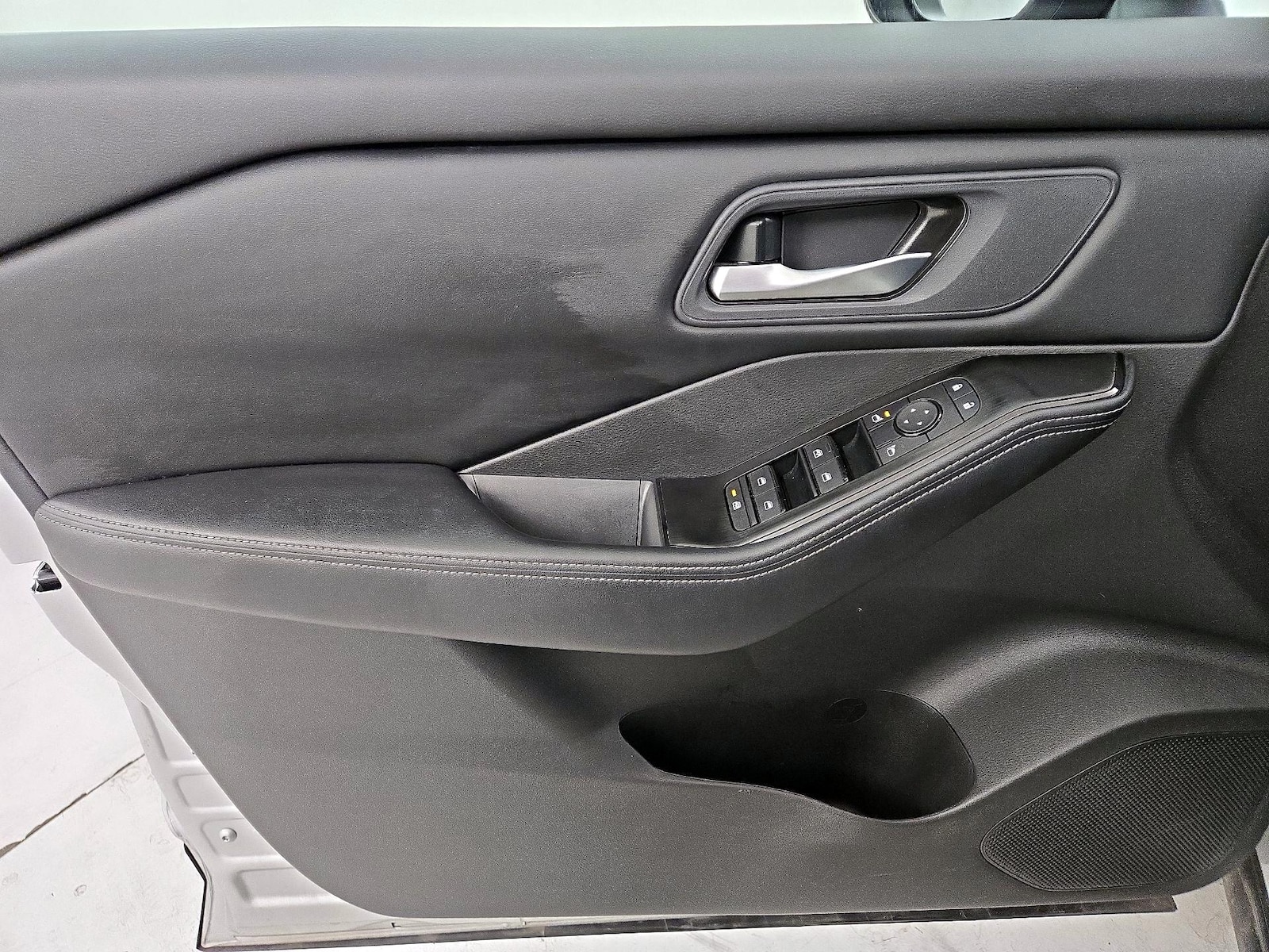 2025 Nissan Rogue SV - Photo 13