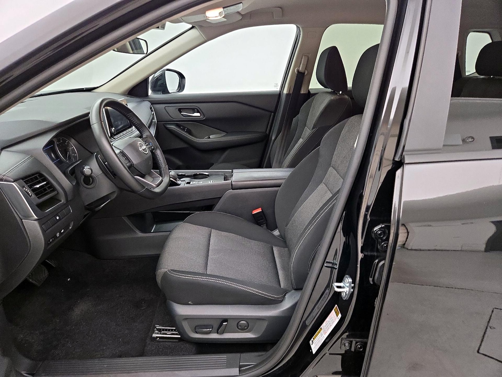 2025 Nissan Rogue SV - Photo 12
