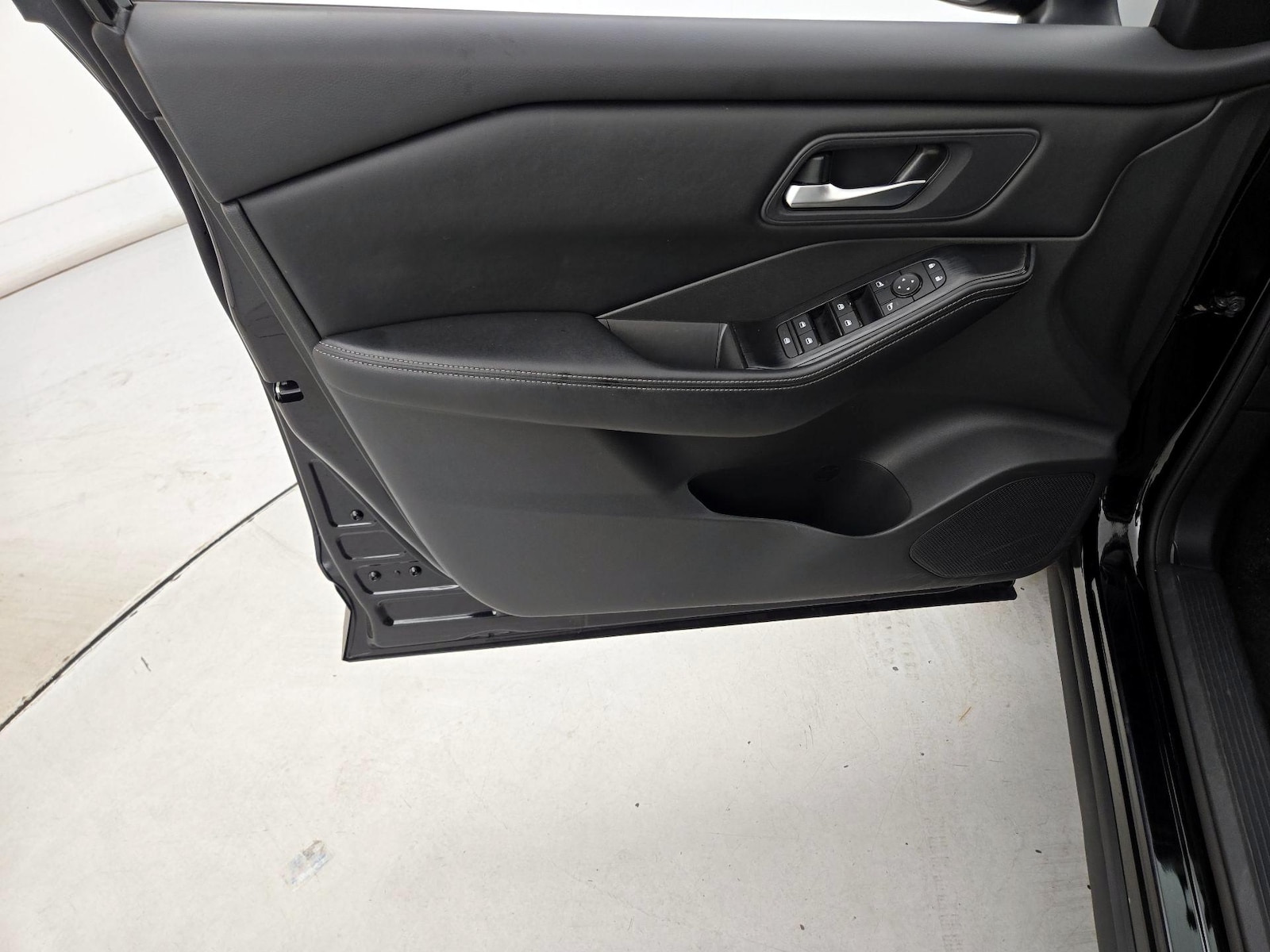 2025 Nissan Rogue SV - Photo 13