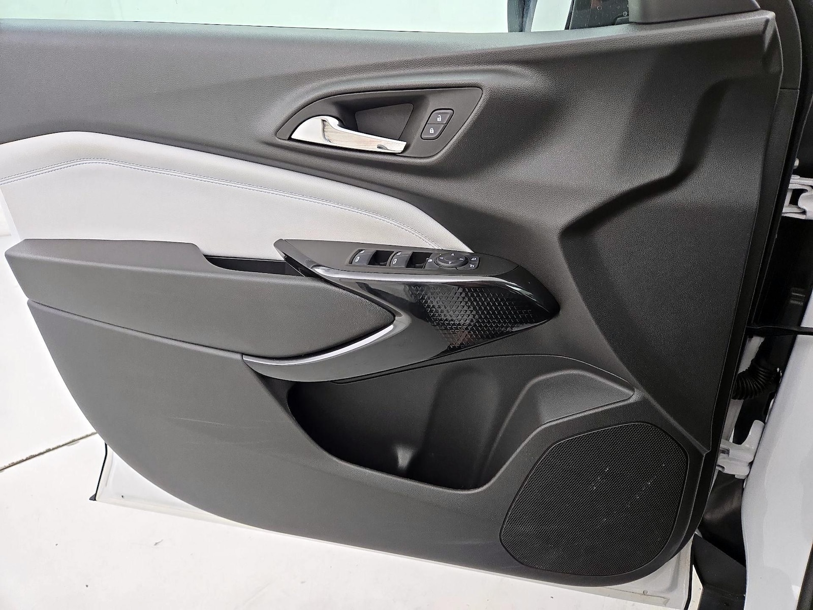 2025 Chevrolet Trax LT - Photo 13