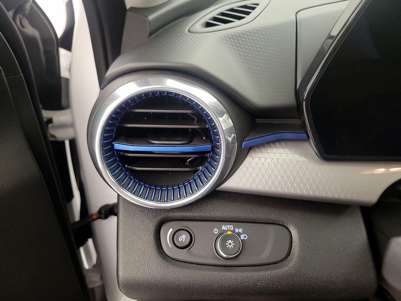 2025 Chevrolet Trax LT - Photo 13