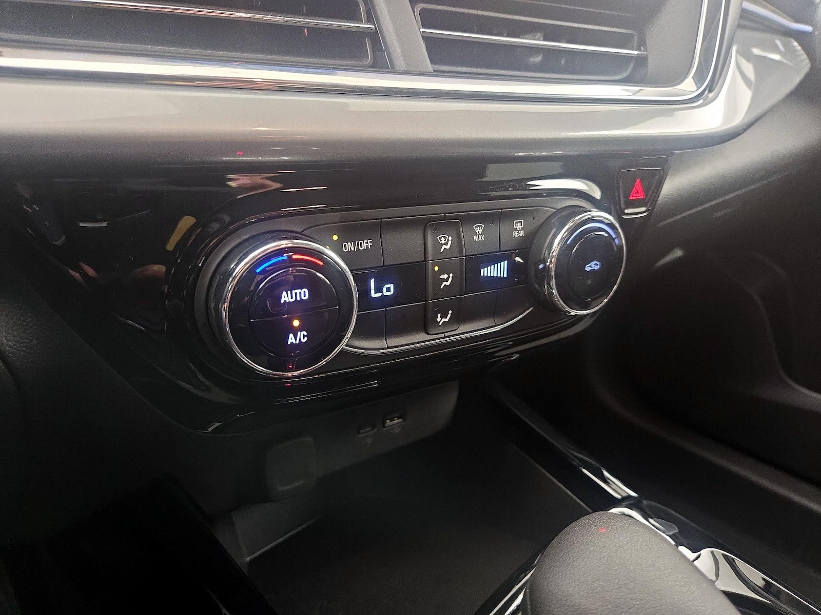 2025 Chevrolet Trax LT - Photo 17