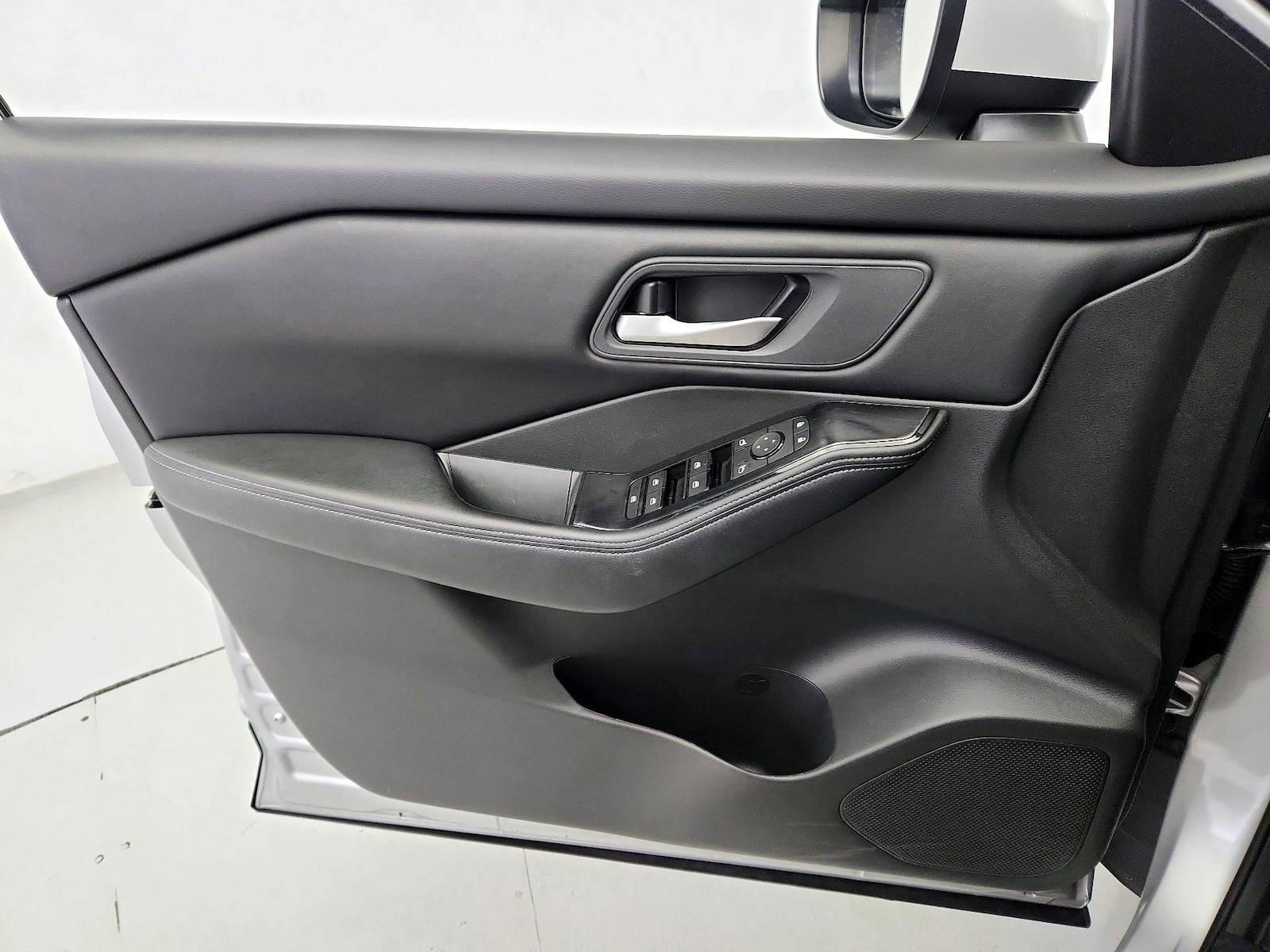 2025 Nissan Rogue SV - Photo 13