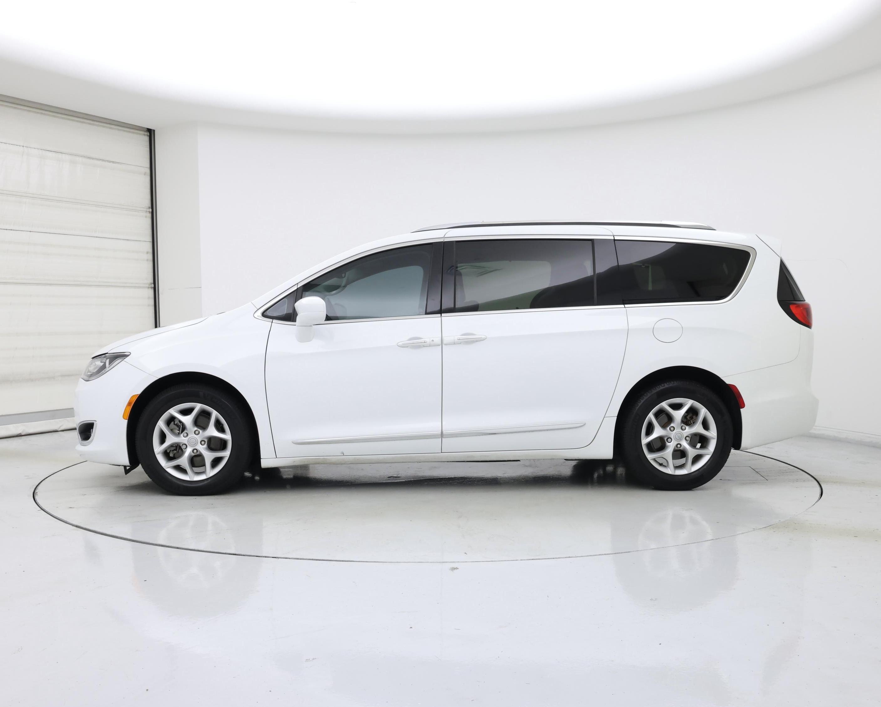 Thumbnail: 2020 Chrysler Pacifica - 3