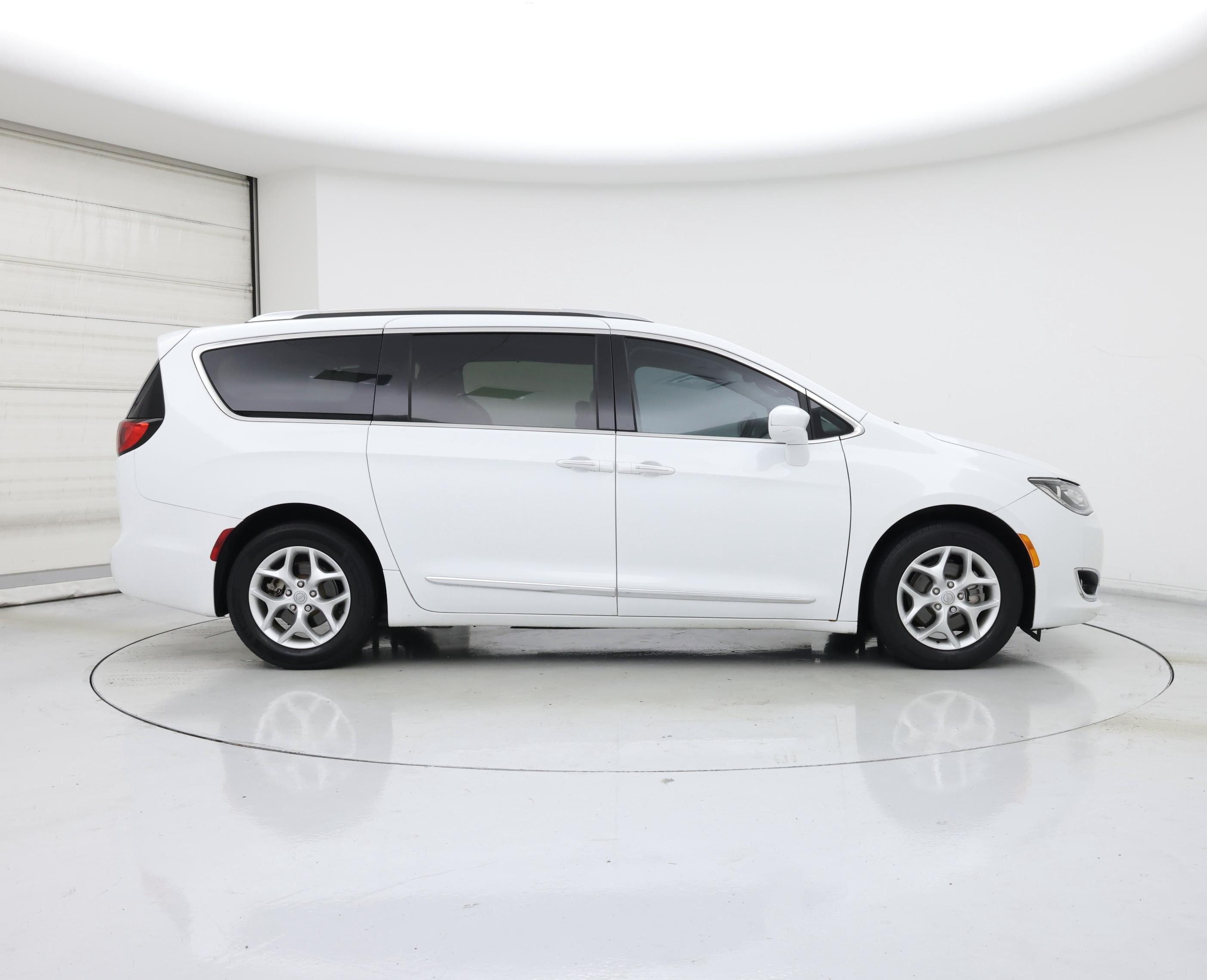 Thumbnail: 2020 Chrysler Pacifica - 7