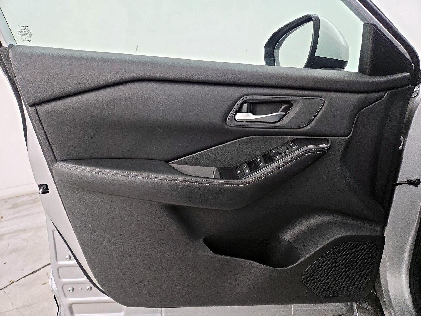 2025 Nissan Rogue SV - Photo 13