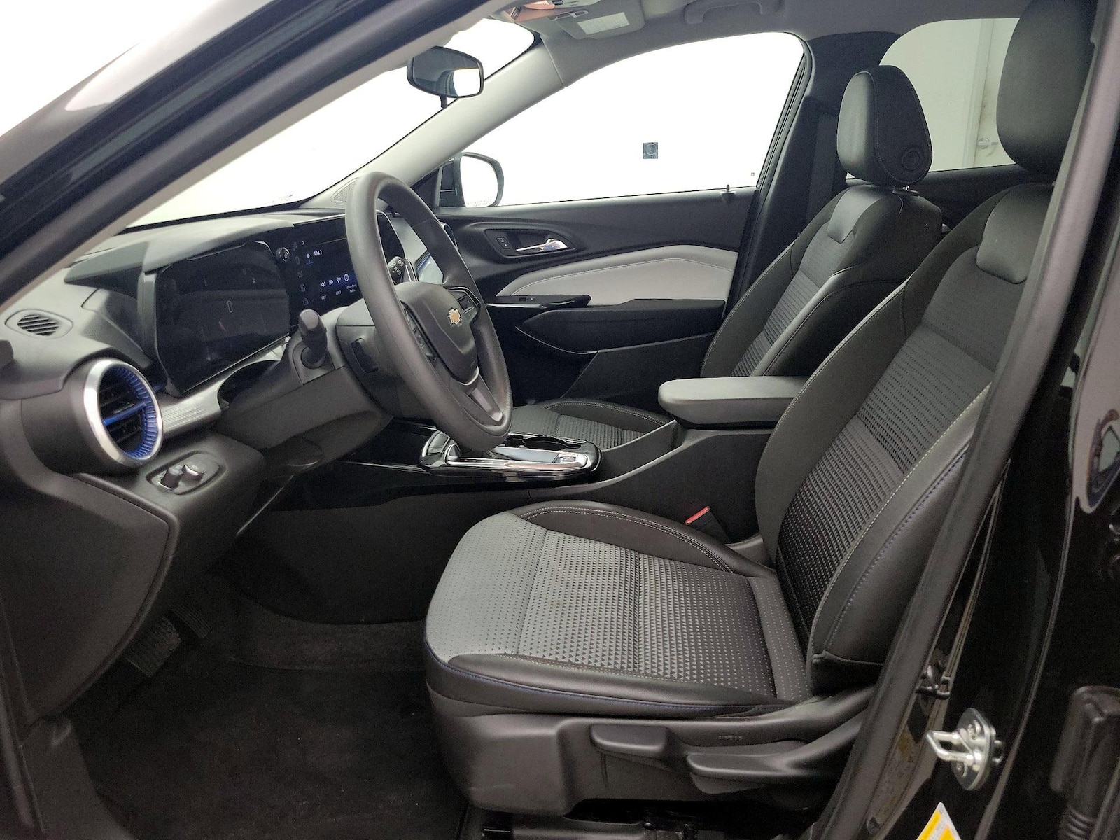 2025 Chevrolet Trax LT - Photo 12