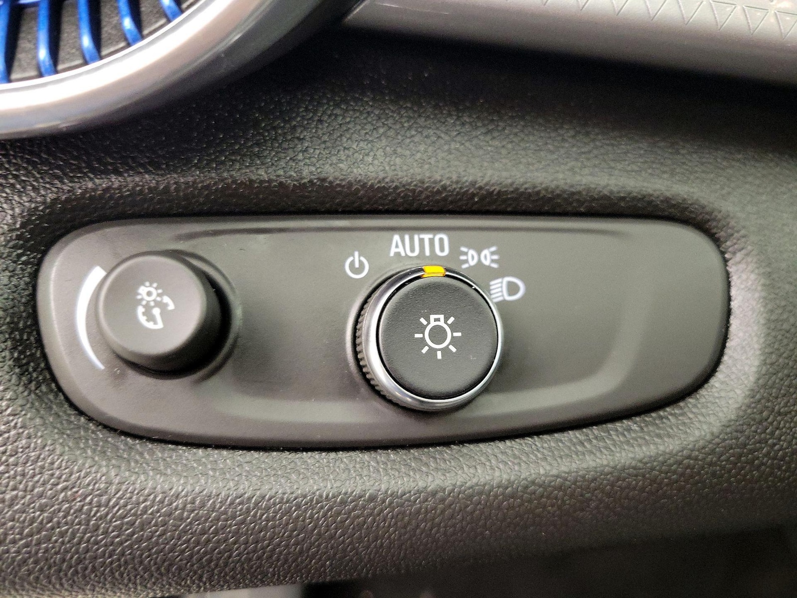 2025 Chevrolet Trax LT - Photo 14