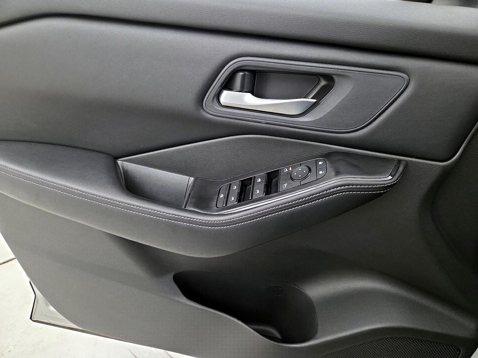 2025 Nissan Rogue SV - Photo 13