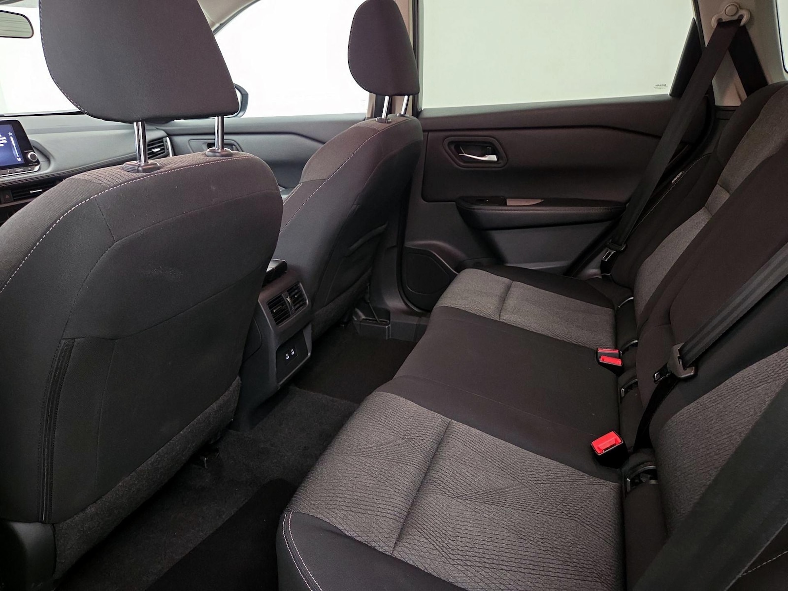2025 Nissan Rogue SV - Photo 17