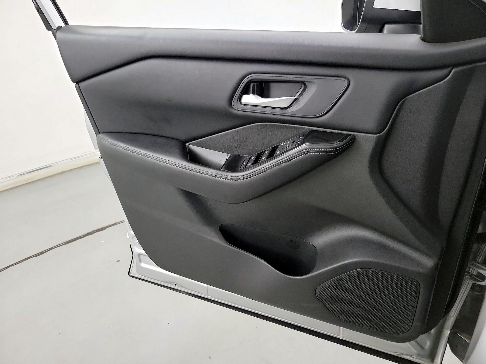 2025 Nissan Rogue SV - Photo 13