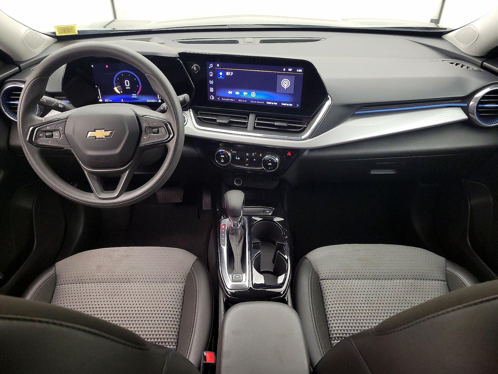 2025 Chevrolet Trax LT - Photo 10
