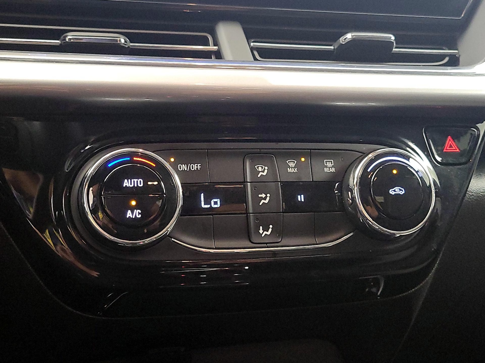 2025 Chevrolet Trax LT - Photo 17