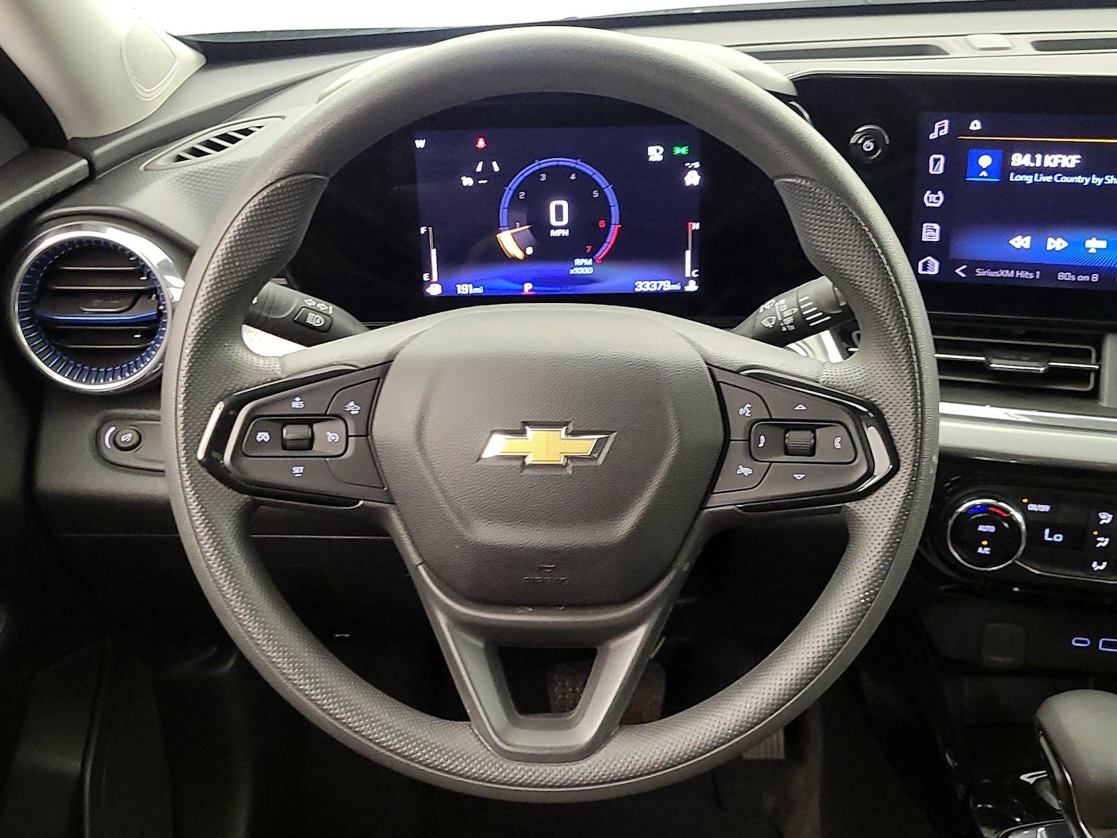 2025 Chevrolet Trax LT - Photo 11