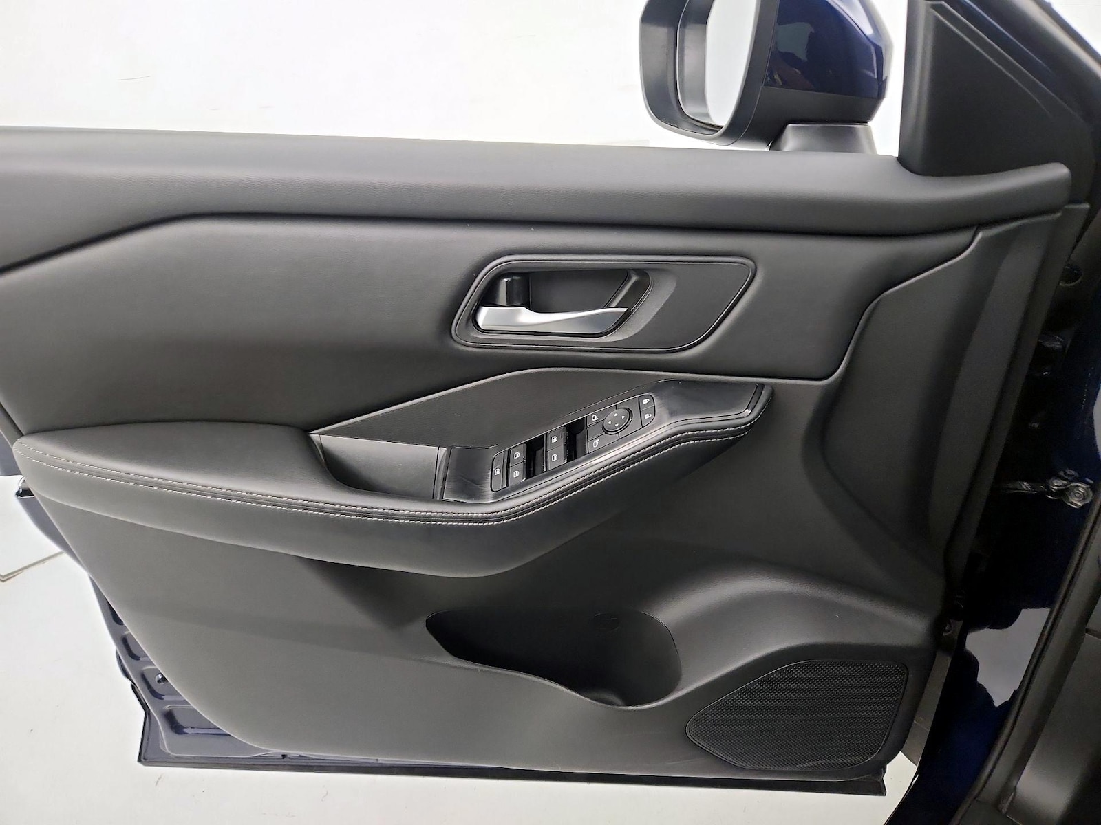 2025 Nissan Rogue SV - Photo 13