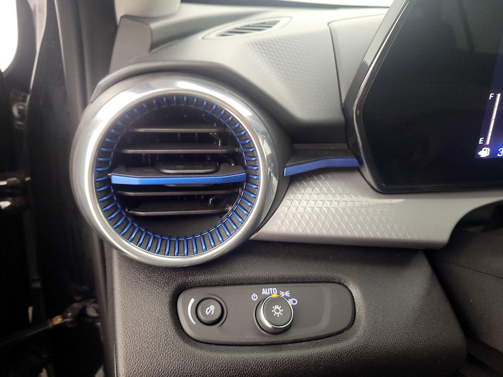 2025 Chevrolet Trax LT - Photo 14