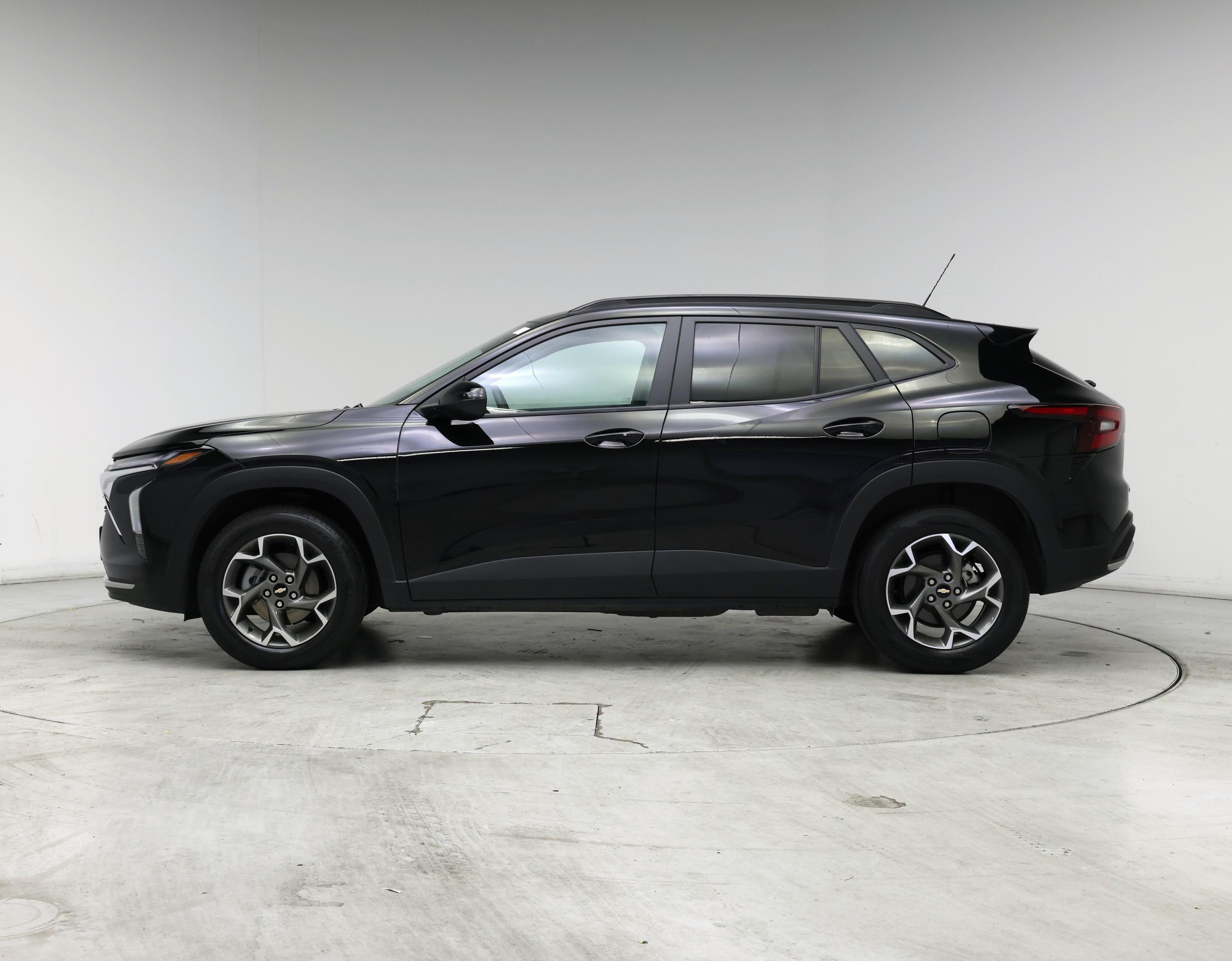 Thumbnail: 2025 Chevrolet Trax - 3