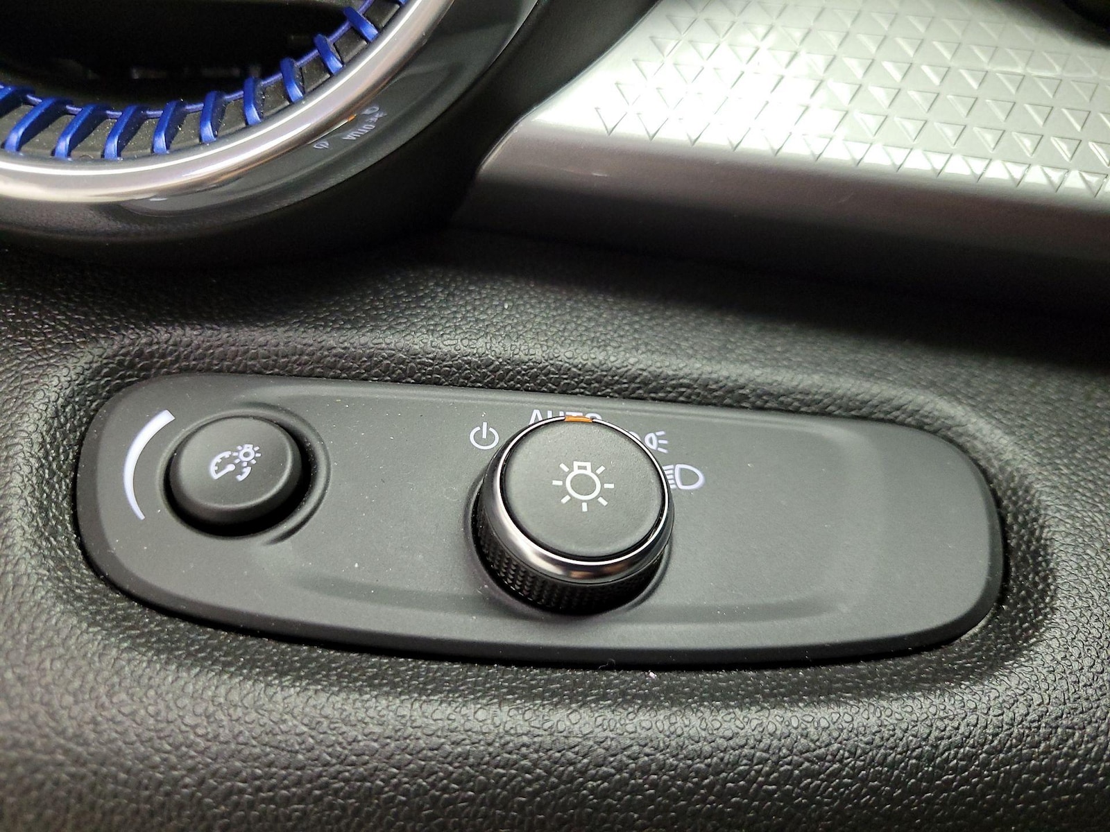 2025 Chevrolet Trax LT - Photo 14