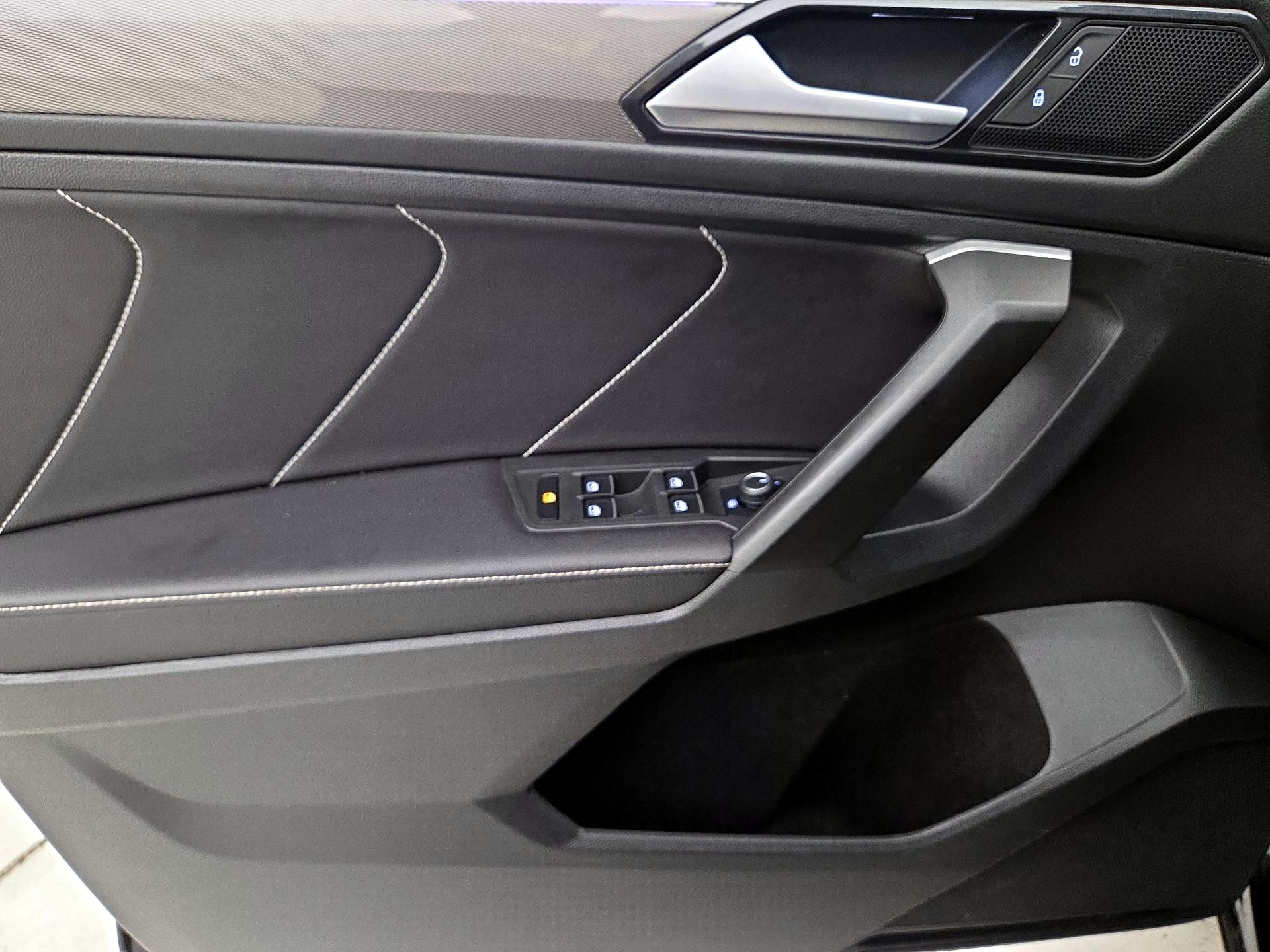 Thumbnail: 2023 Volkswagen Tiguan - 12