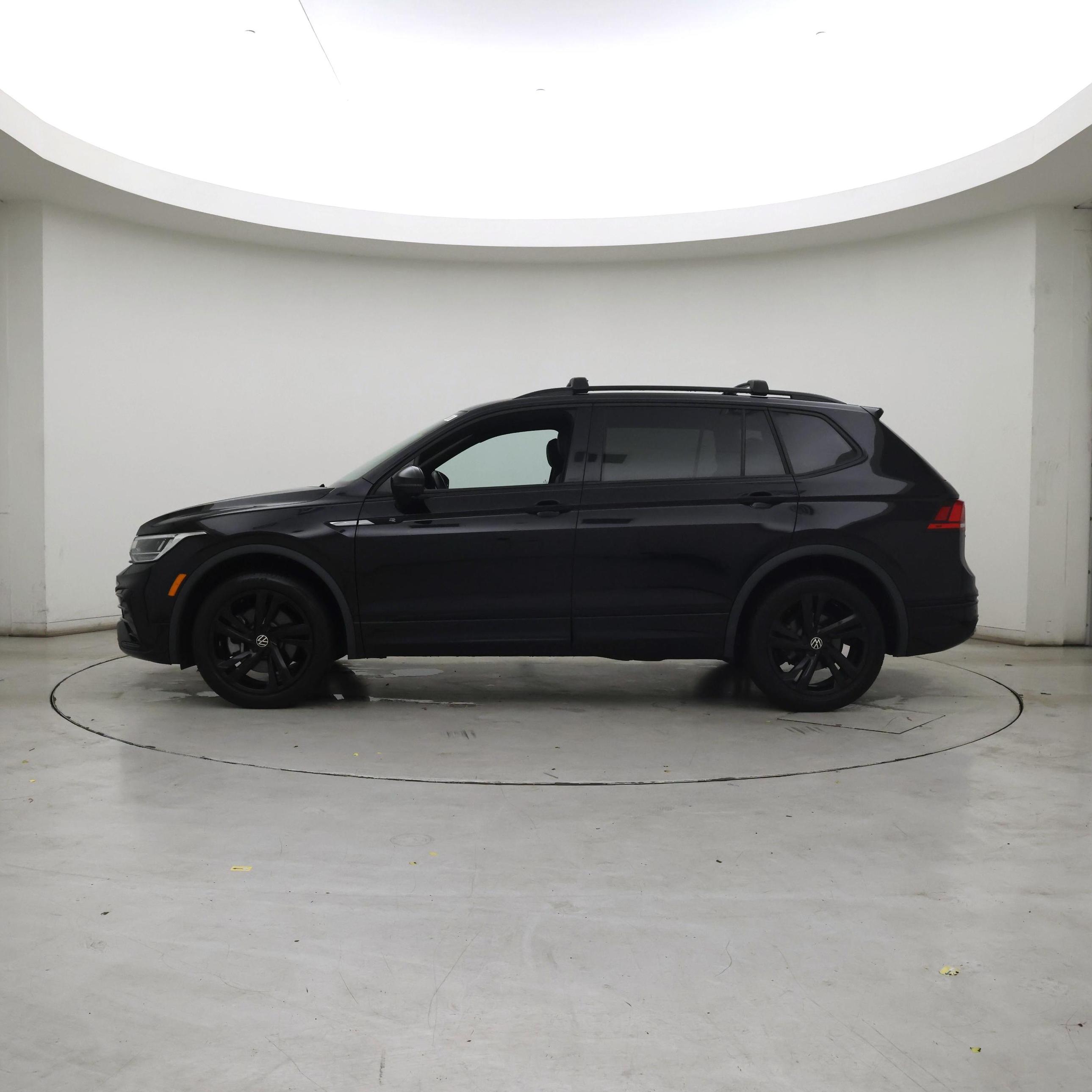 Thumbnail: 2023 Volkswagen Tiguan - 3