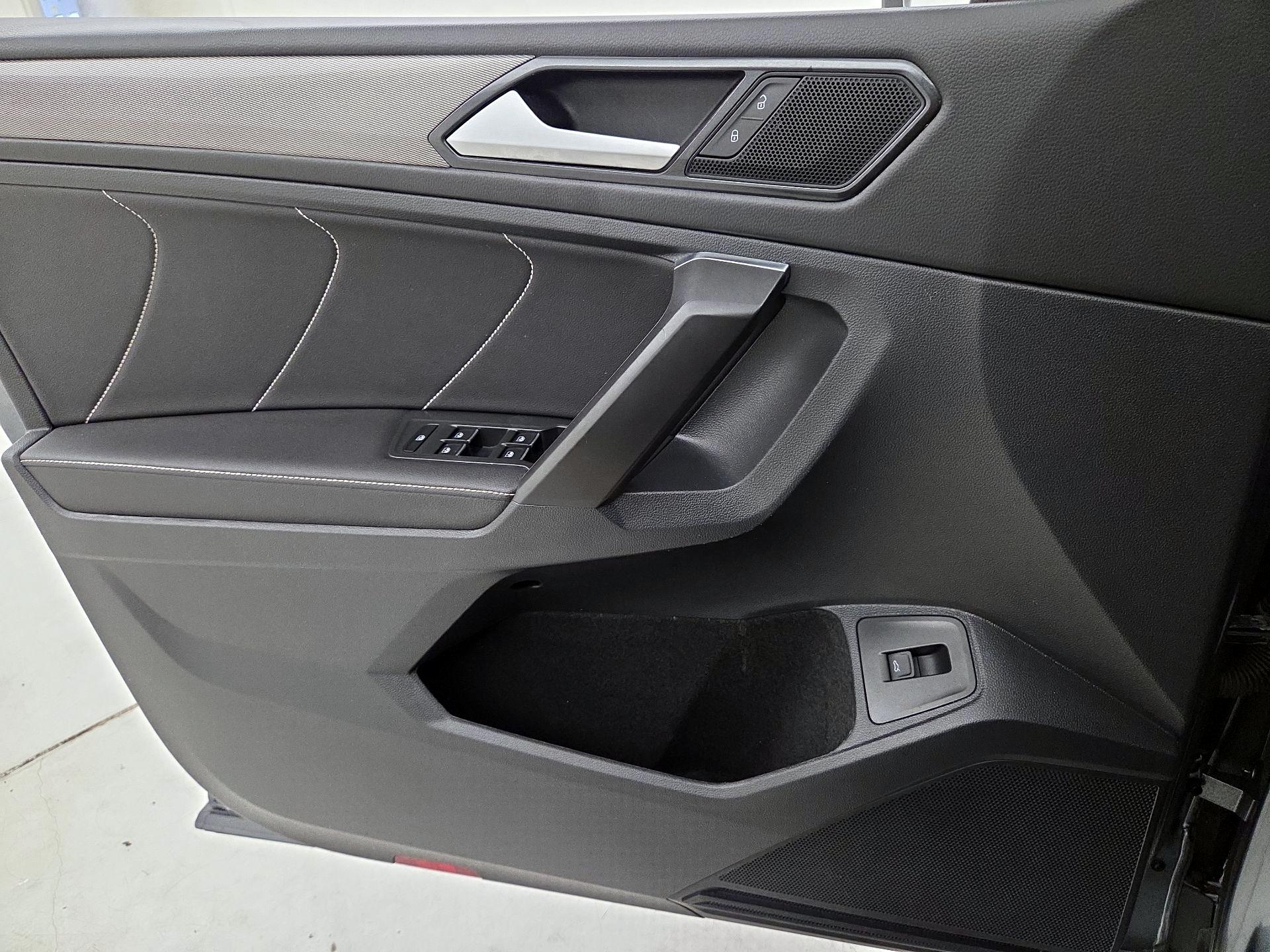 Thumbnail: 2023 Volkswagen Tiguan - 12
