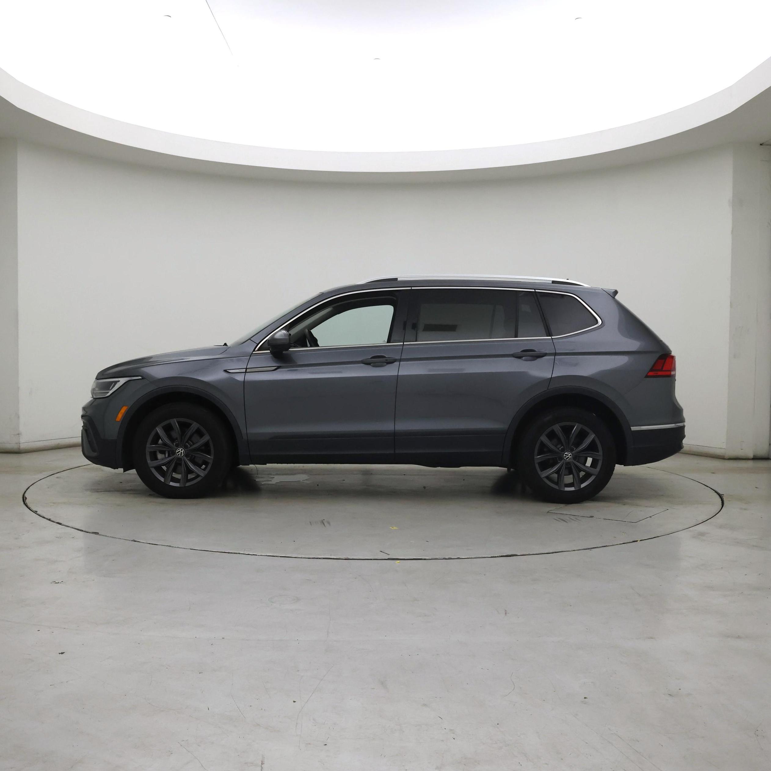 Thumbnail: 2023 Volkswagen Tiguan - 3