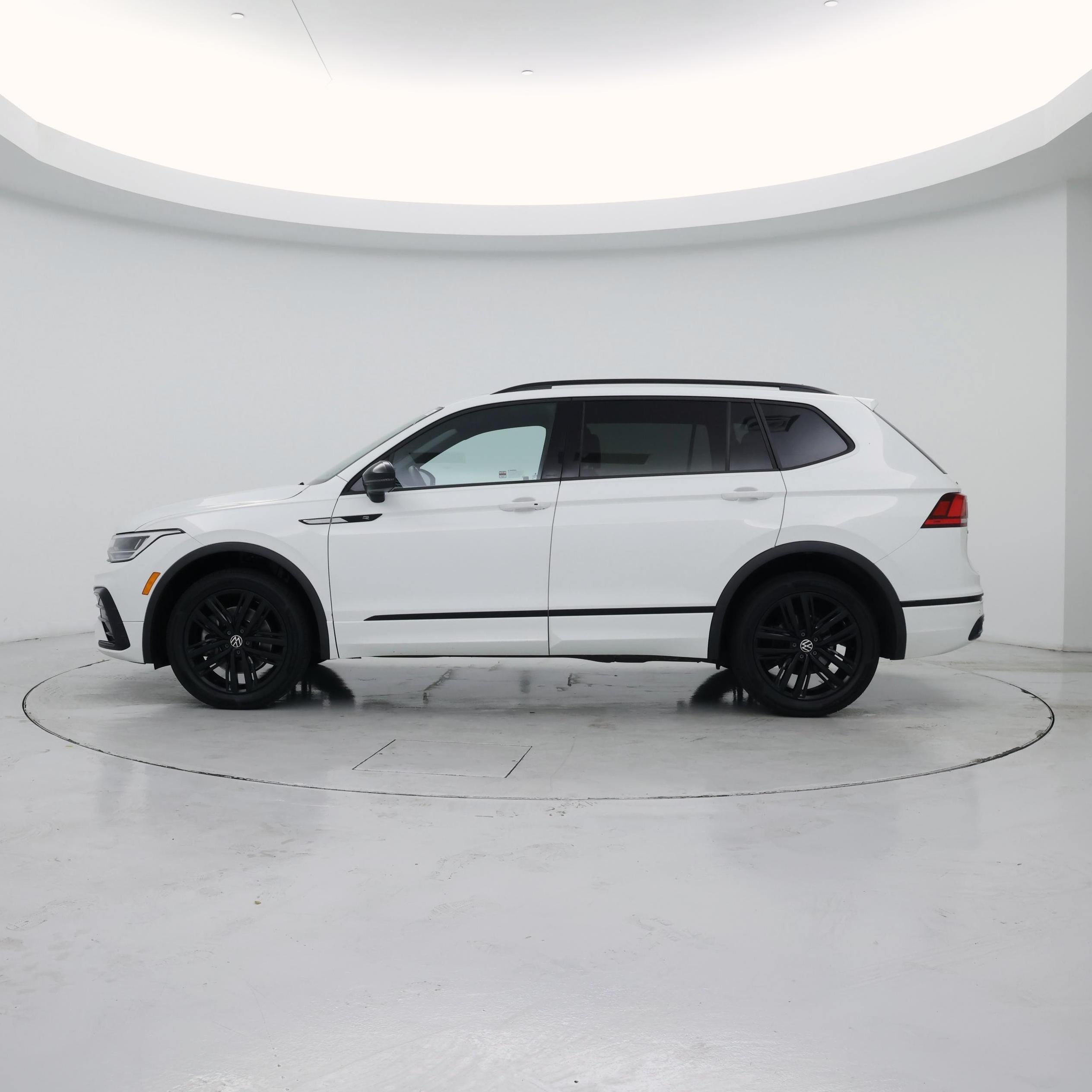 Thumbnail: 2022 Volkswagen Tiguan - 3