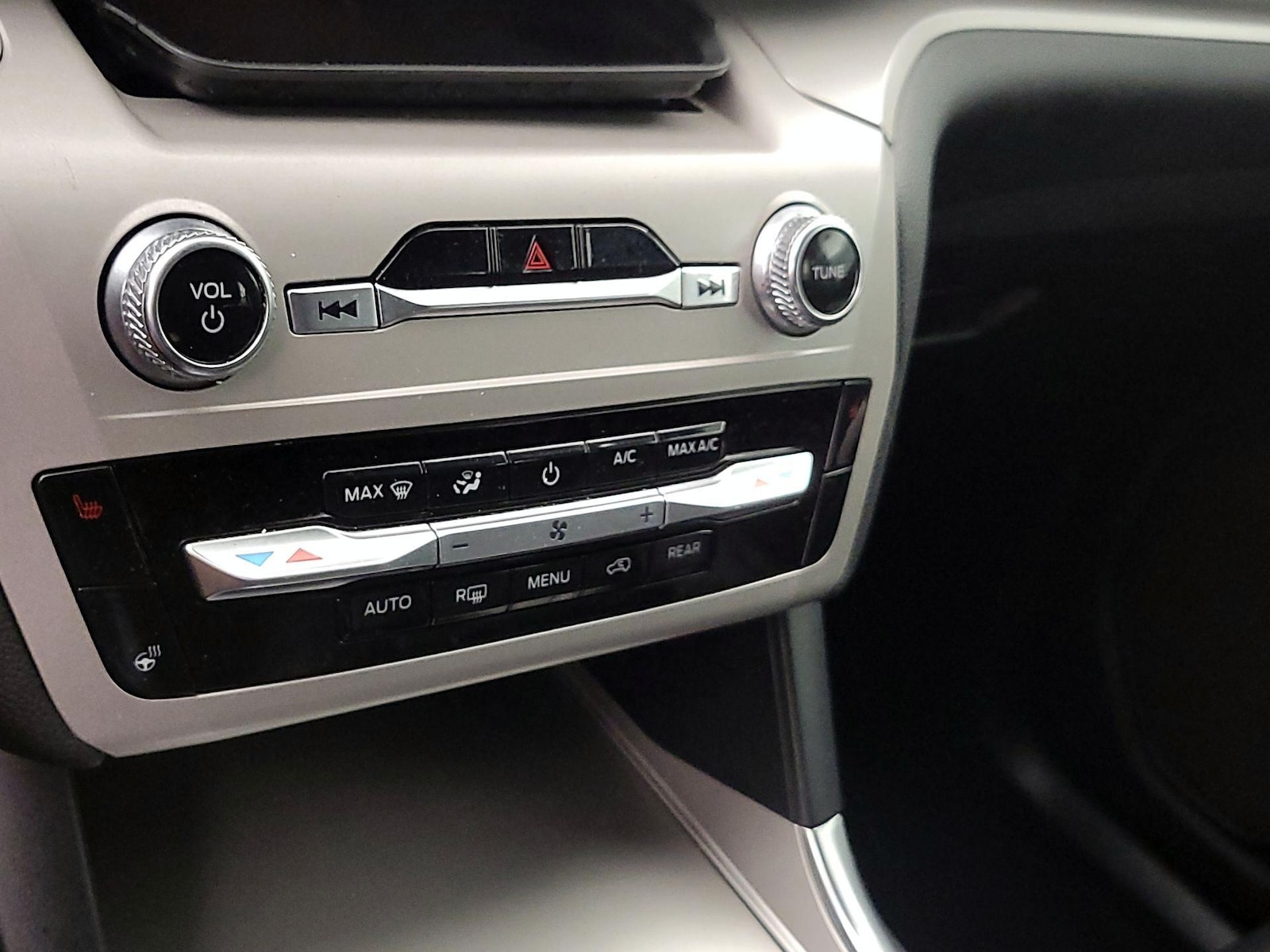 2023 Ford Explorer XLT - Photo 17
