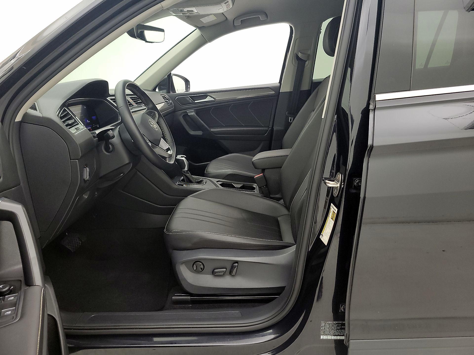 Thumbnail: 2023 Volkswagen Tiguan - 11