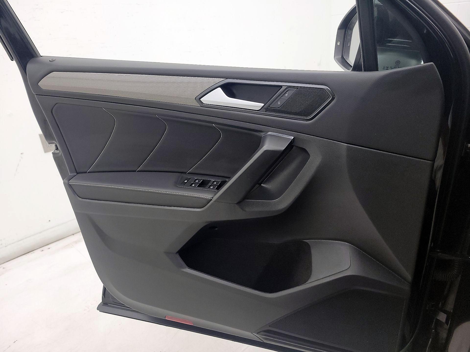Thumbnail: 2023 Volkswagen Tiguan - 12