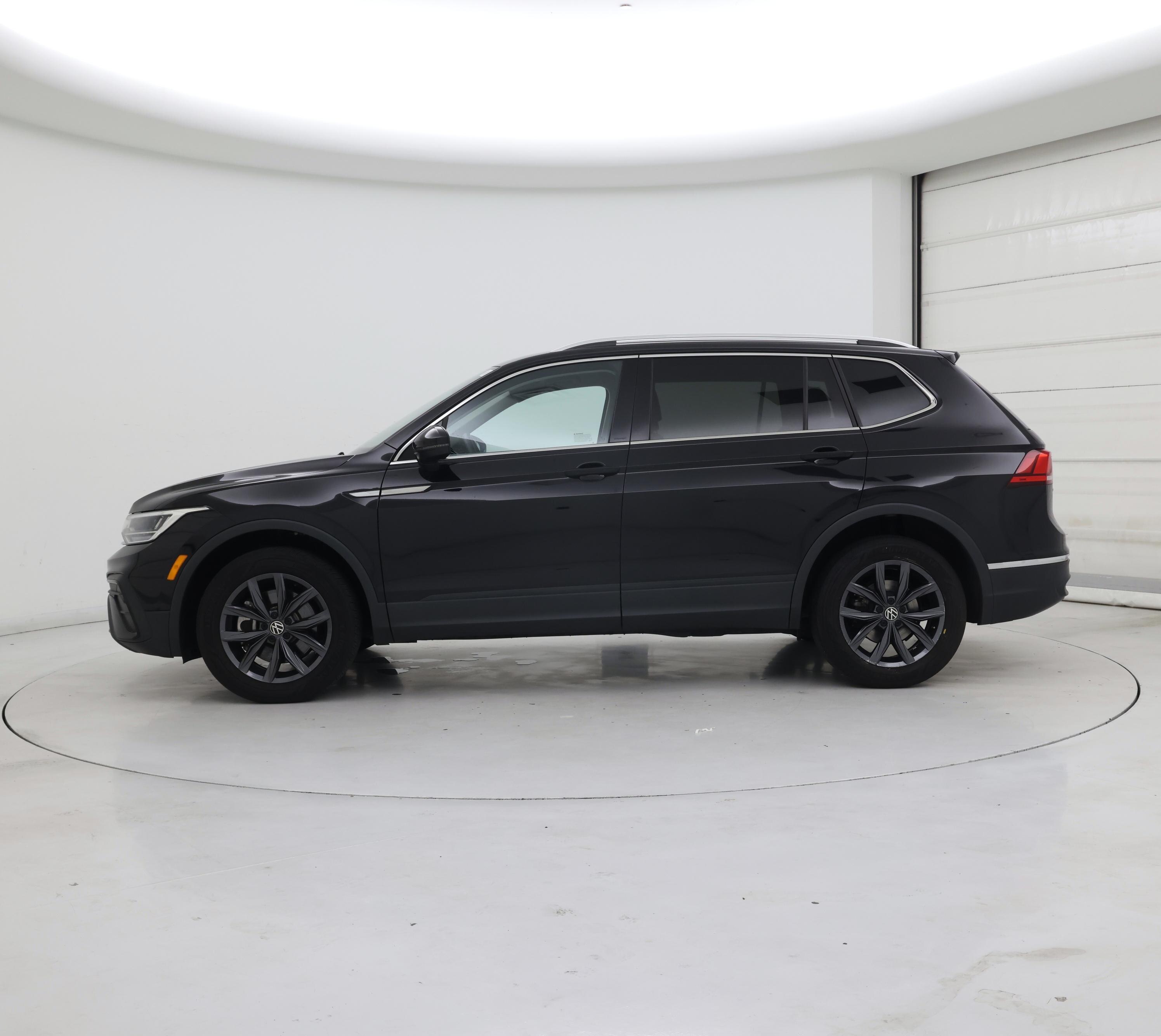 Thumbnail: 2023 Volkswagen Tiguan - 3