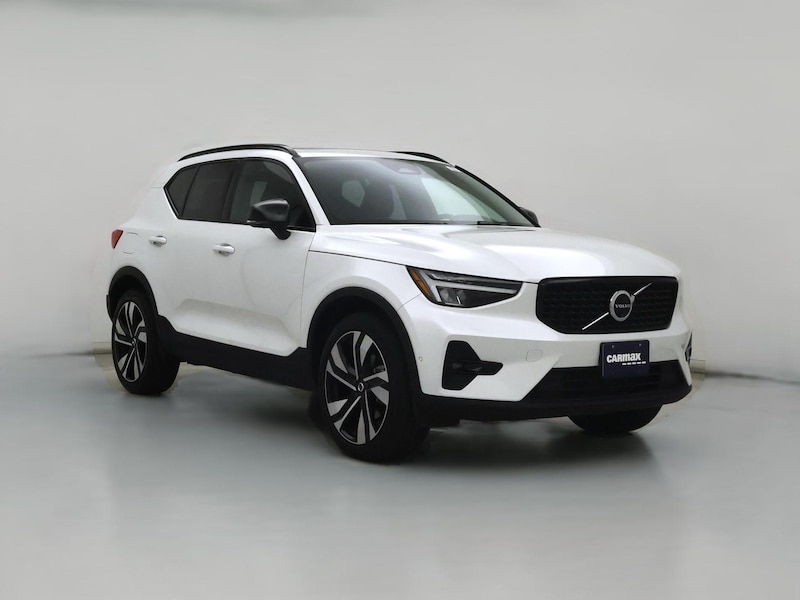 2024 Volvo XC40 B5 Plus Dark Theme