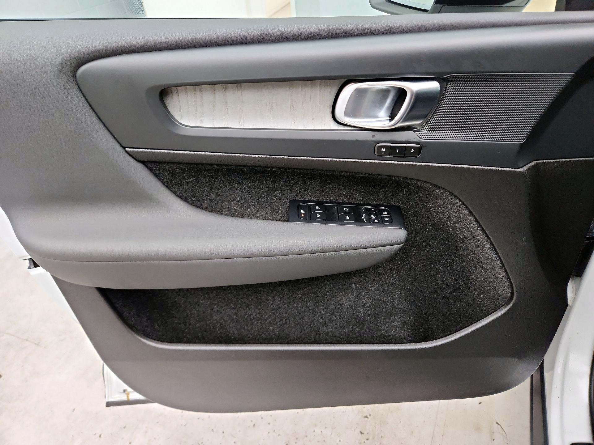 Thumbnail: 2024 Volvo XC40 - 12