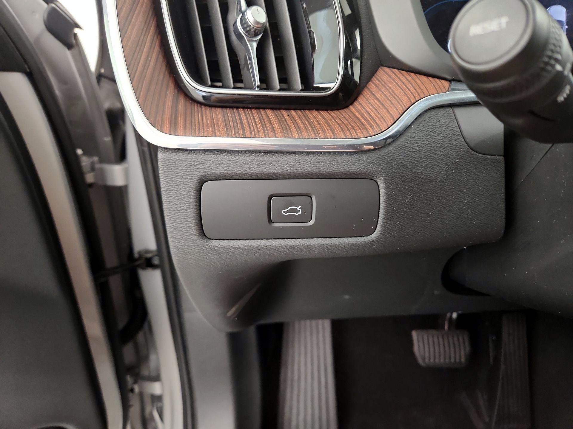 Thumbnail: 2023 Volvo XC60 - 13