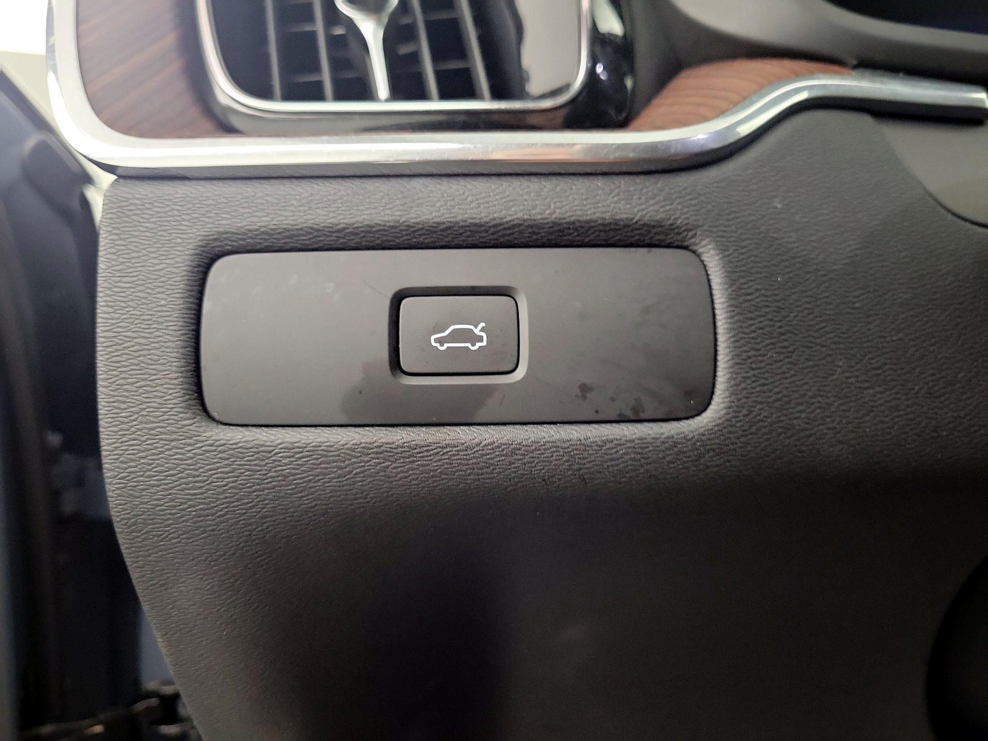 Thumbnail: 2023 Volvo XC60 - 13