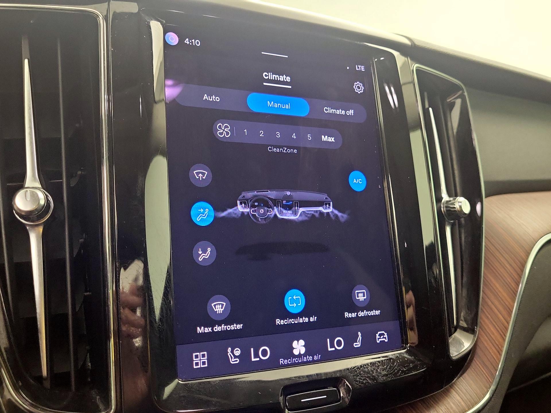 Thumbnail: 2023 Volvo XC60 - 17
