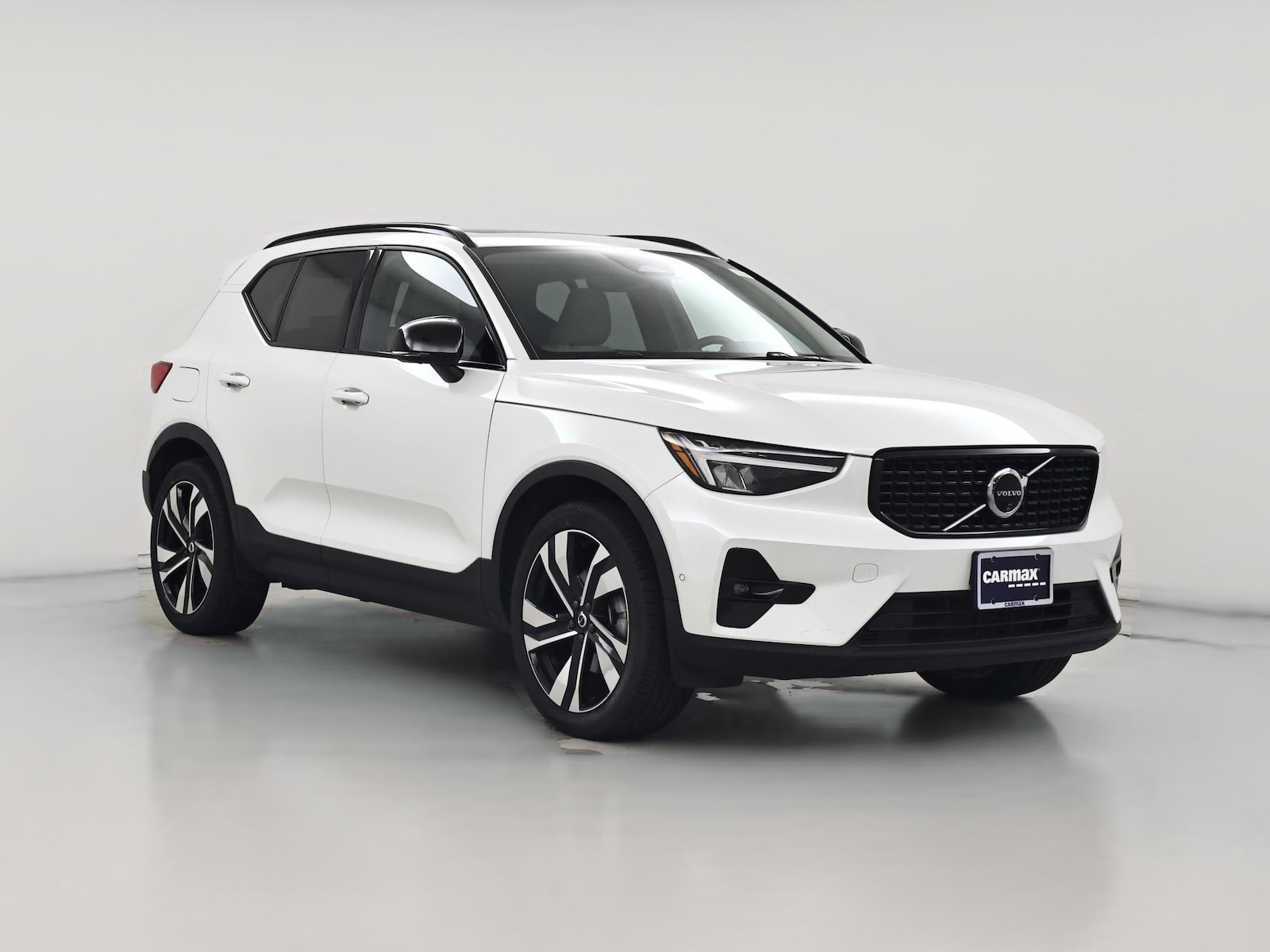 2024 Volvo XC40 Plus - Photo 1