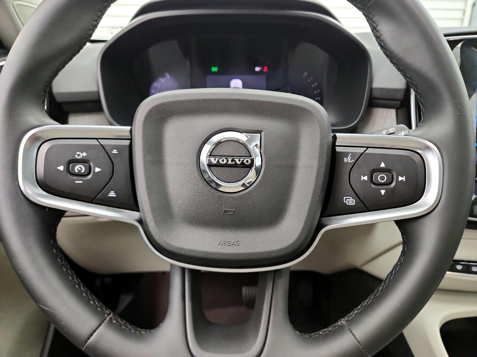 2024 Volvo XC40 Plus - Photo 11
