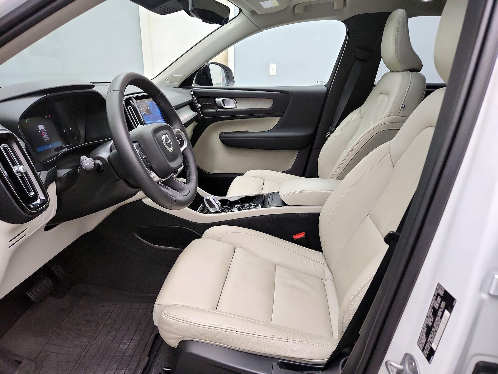2024 Volvo XC40 Plus - Photo 12