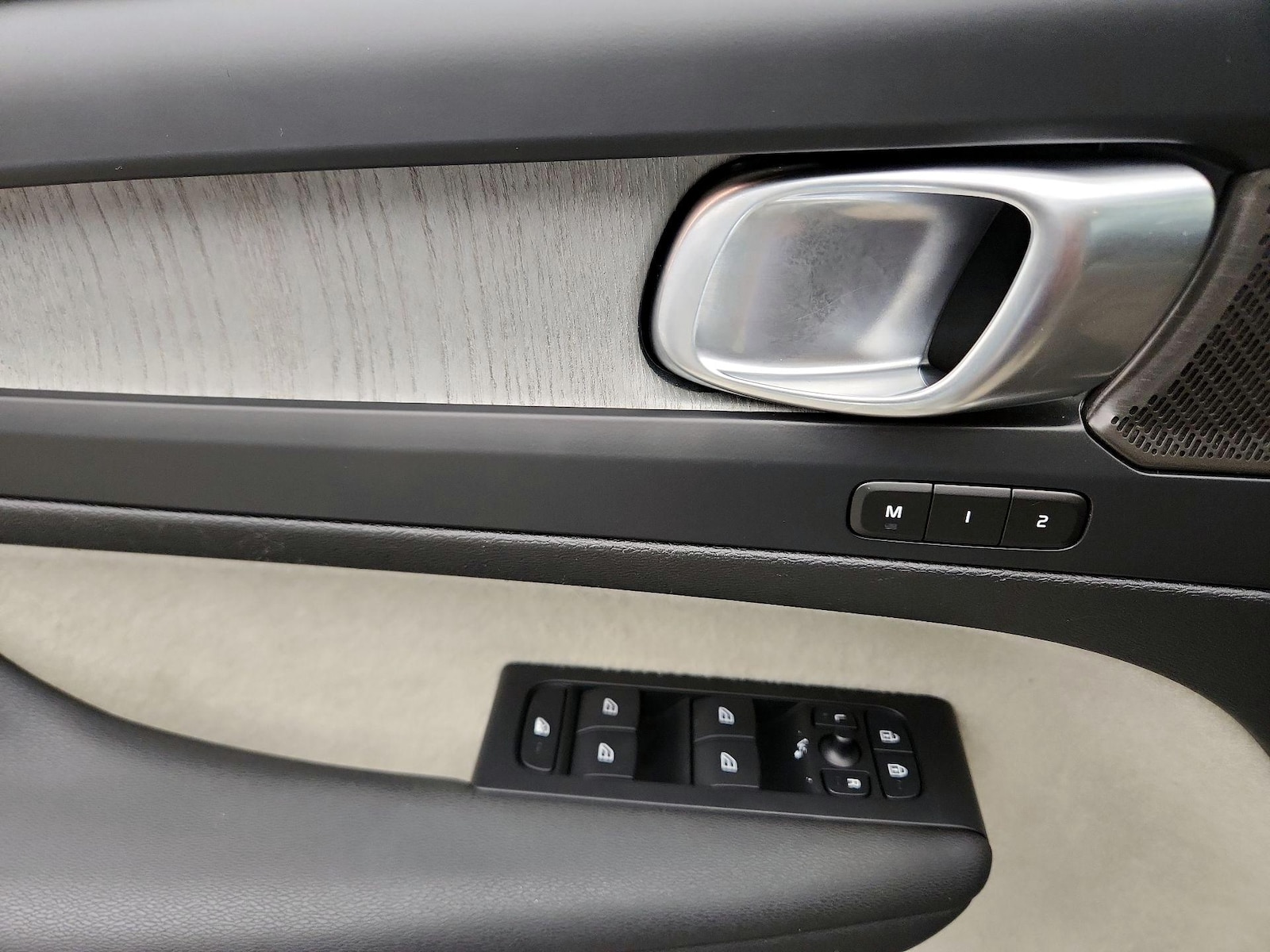2024 Volvo XC40 Plus - Photo 13