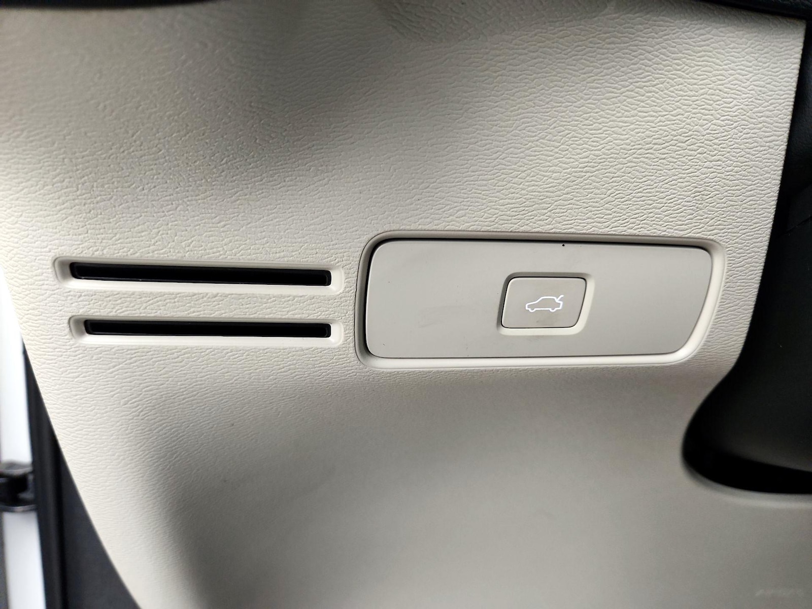 2024 Volvo XC40 Plus - Photo 14