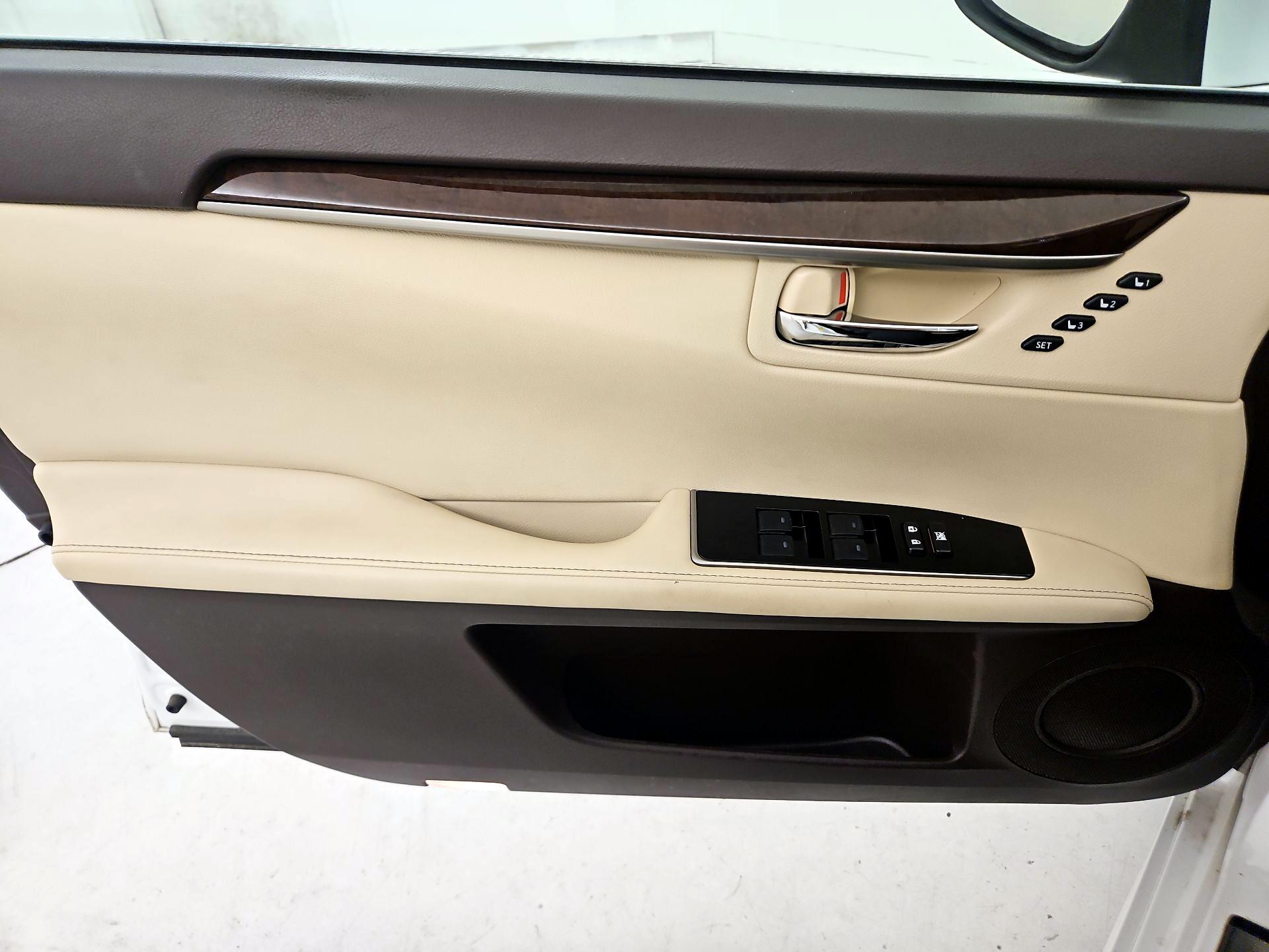 Thumbnail: 2018 Lexus ES - 12