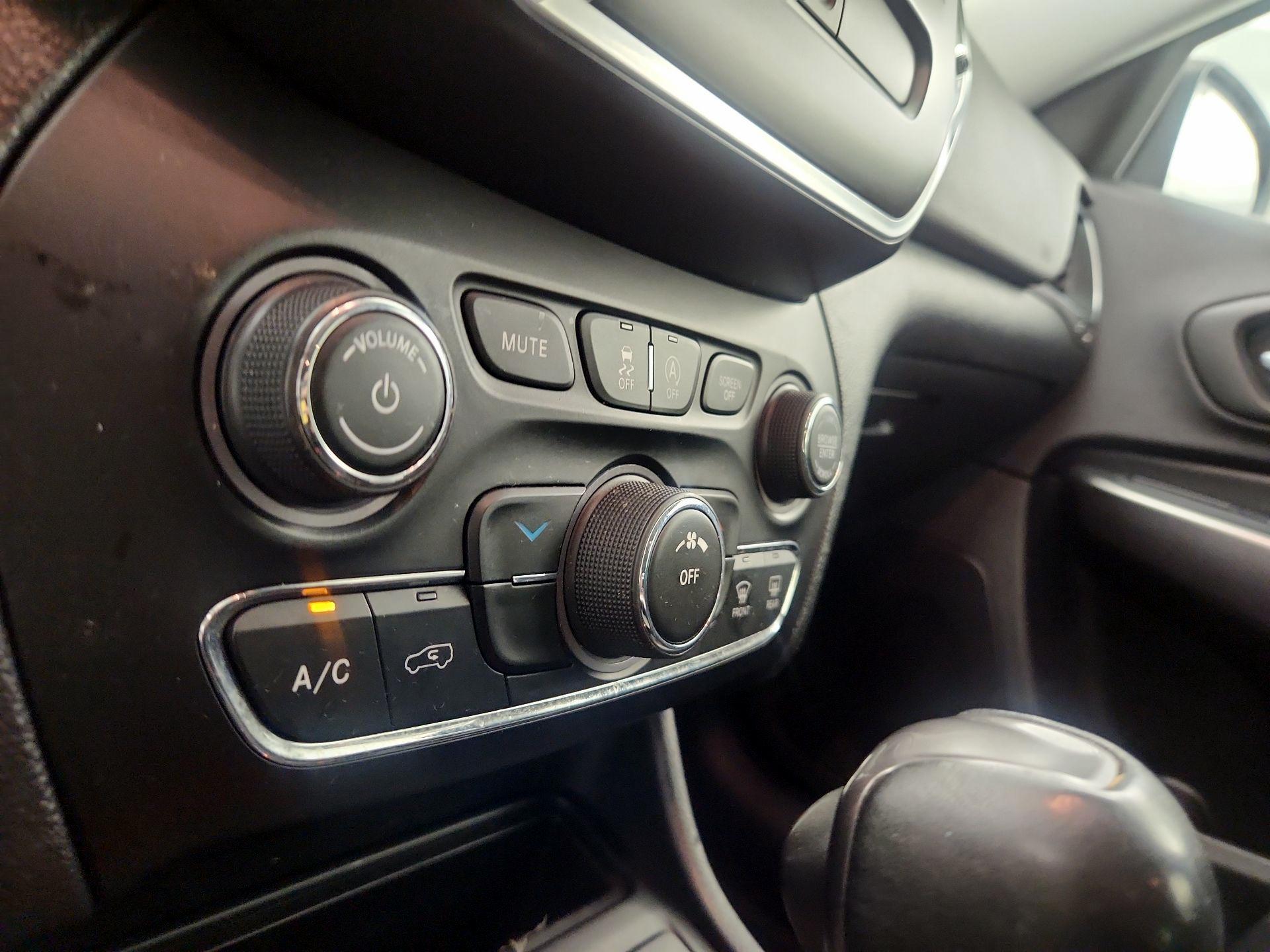 Thumbnail: 2020 Jeep Cherokee - 16
