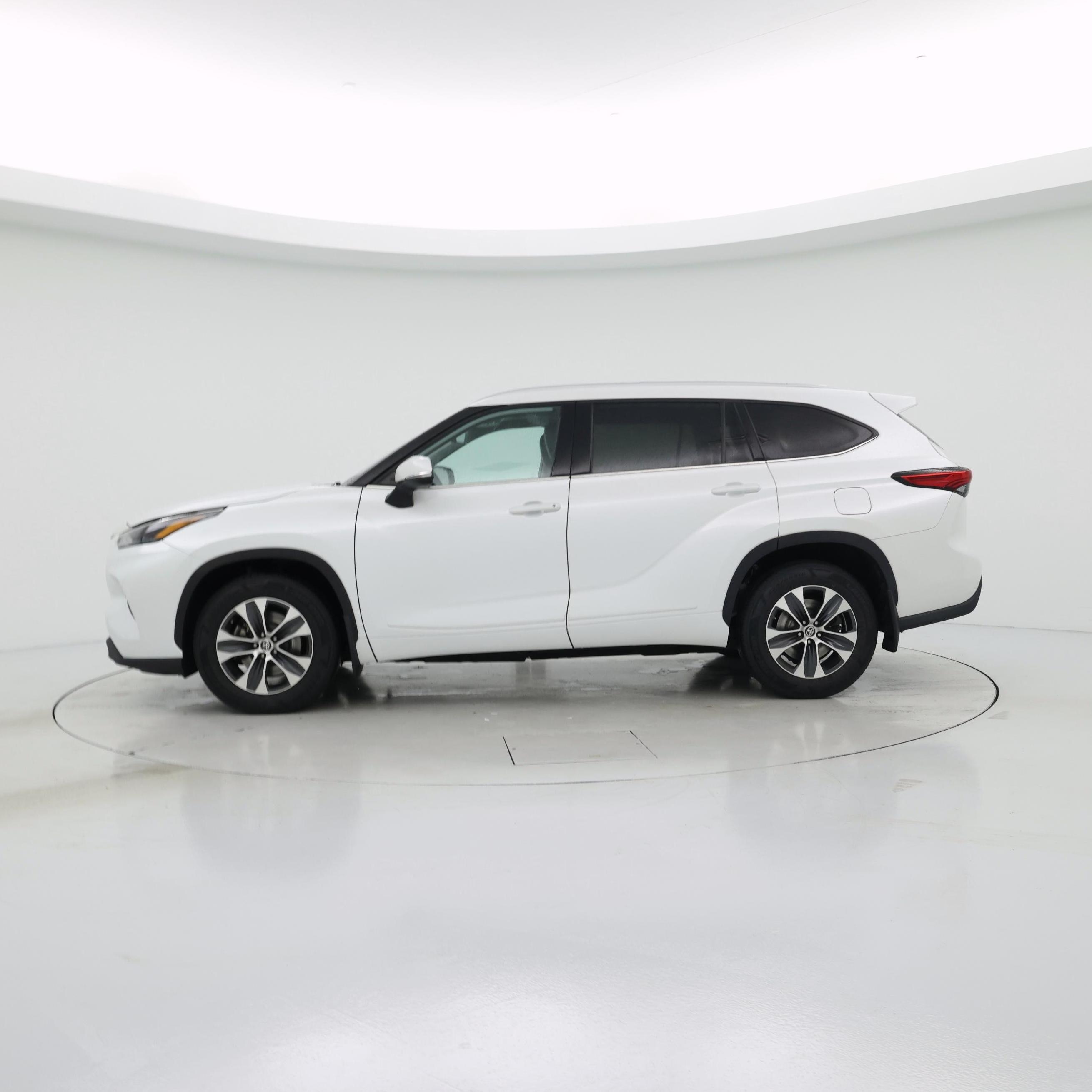 Thumbnail: 2022 Toyota Highlander - 3