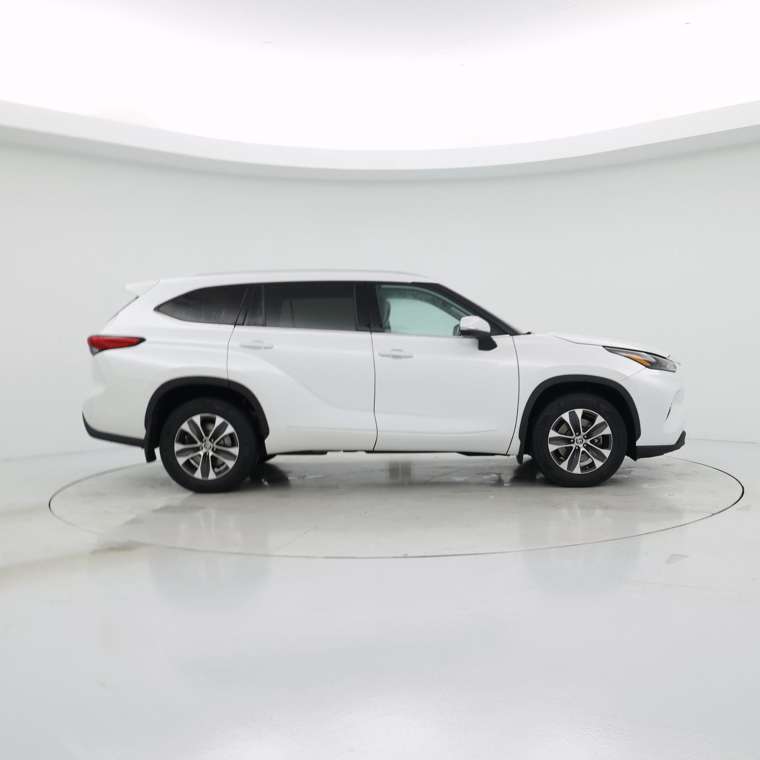 Thumbnail: 2022 Toyota Highlander - 7