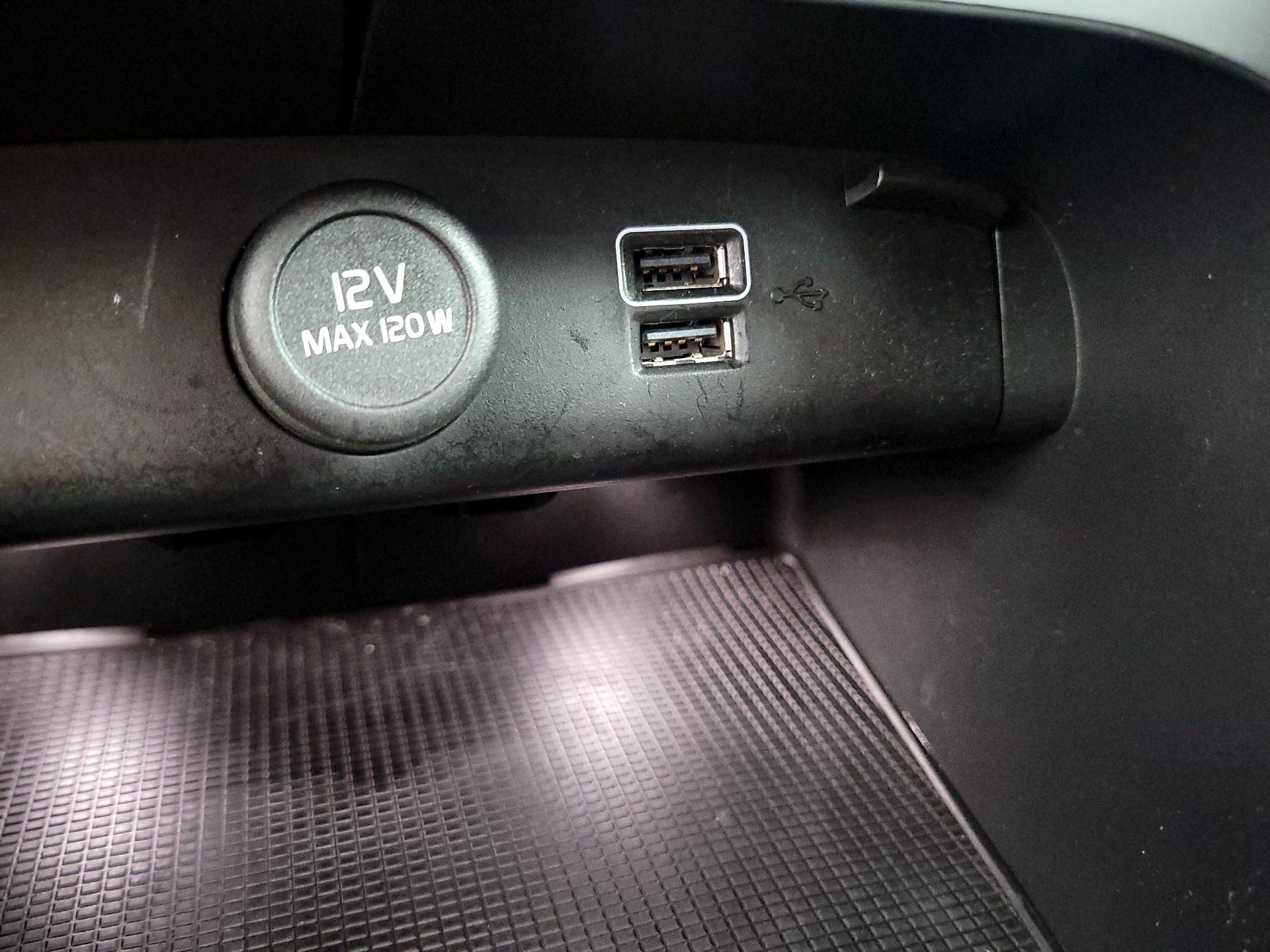 Thumbnail: 2021 Volvo XC40 - 18