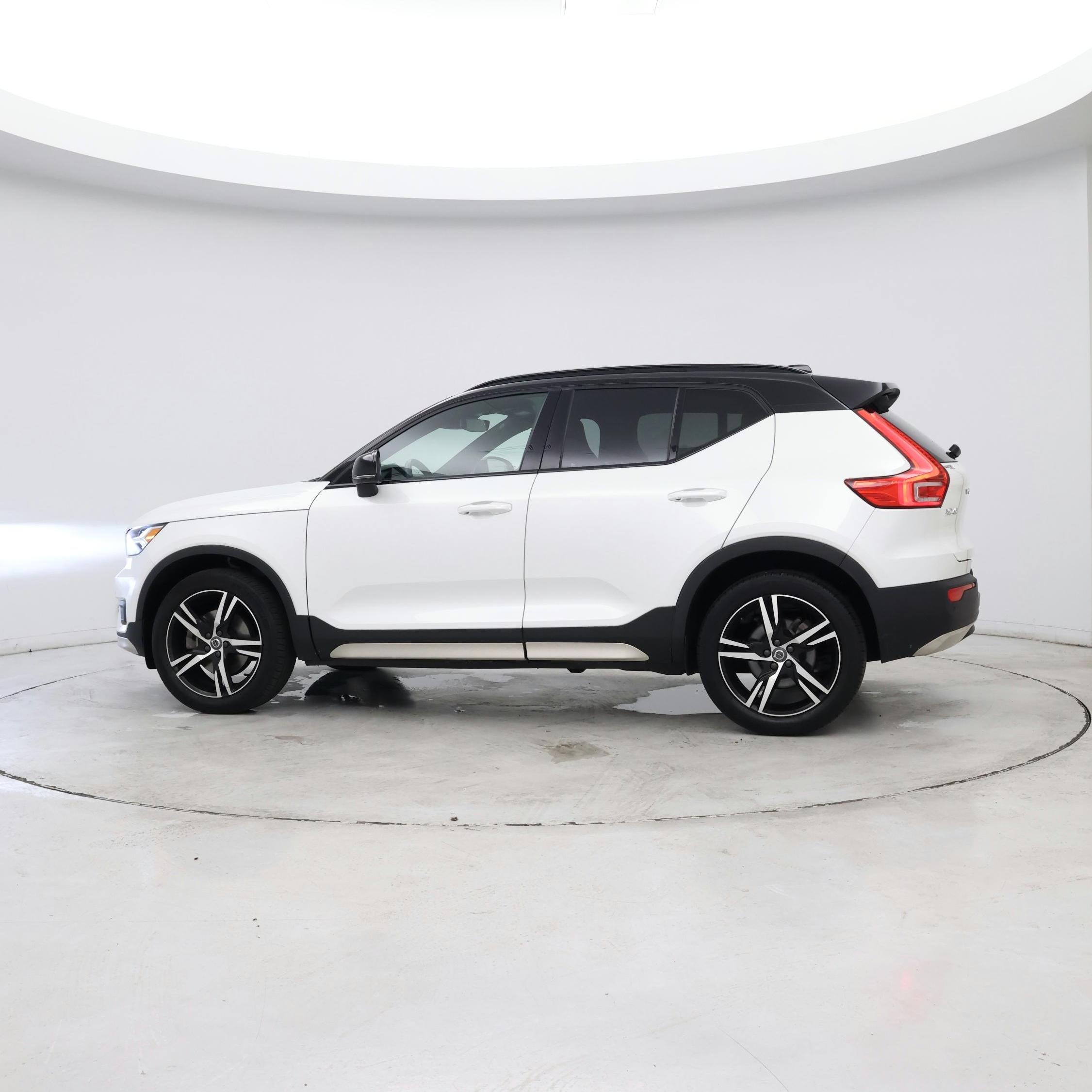 Thumbnail: 2021 Volvo XC40 - 3